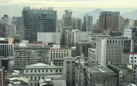 Dos fantasmas recorren nuestro vecindario: la incertidumbre y la desconfianza