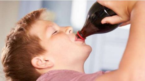 El bajo consumo de agua en niños chilenos pone en riesgo su salud, alertan expertos en nutrición